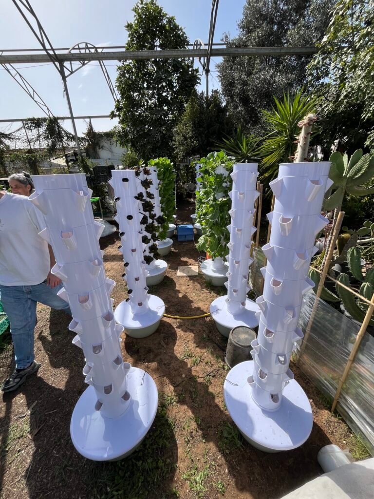מגדל הידרופוני של משק 35 — צילום מלקוחות ומהחממות מגדל הידרופוני של משק 35 — צילום מלקוחות ומהחממות