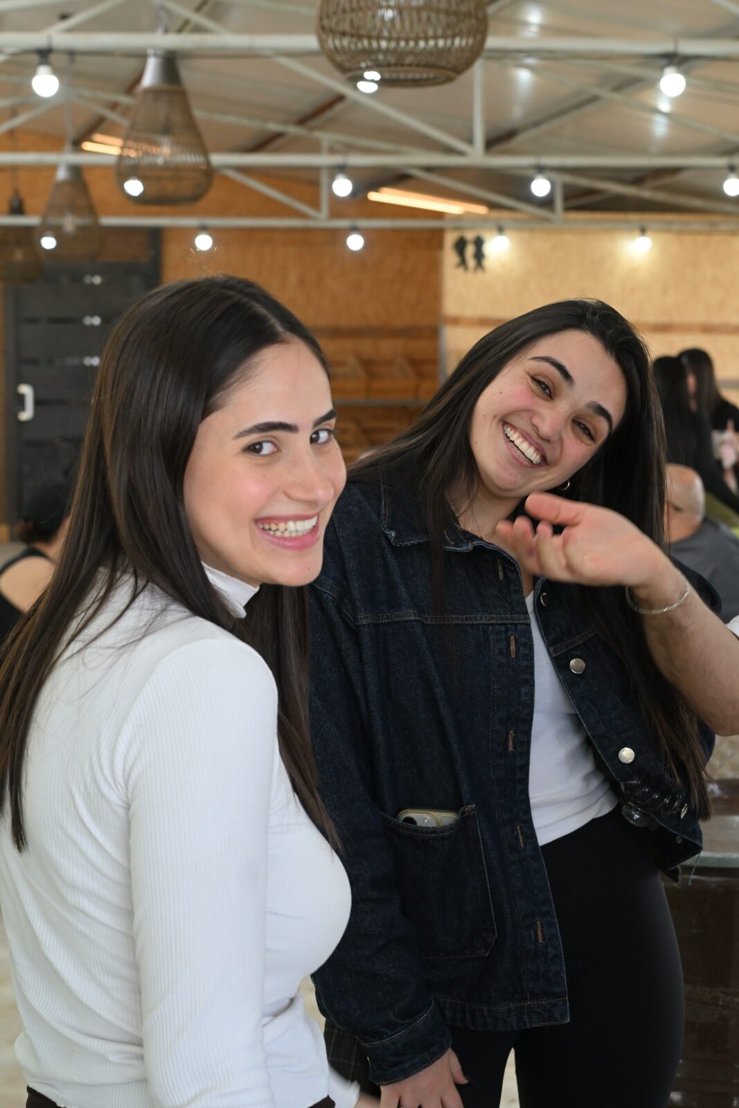 חברים נהנים יחד במתחם